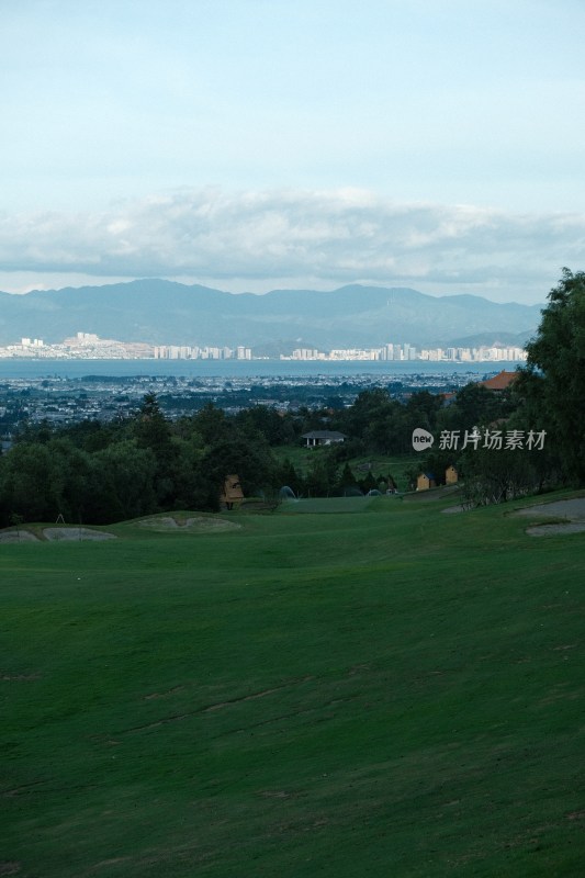 城郊绿地景观与远处城市建筑全景