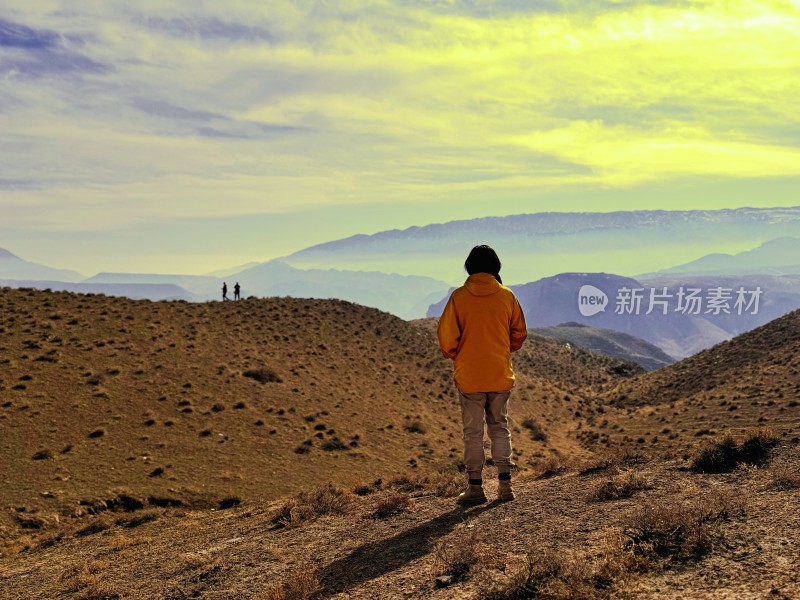 户外一人远眺群山风景