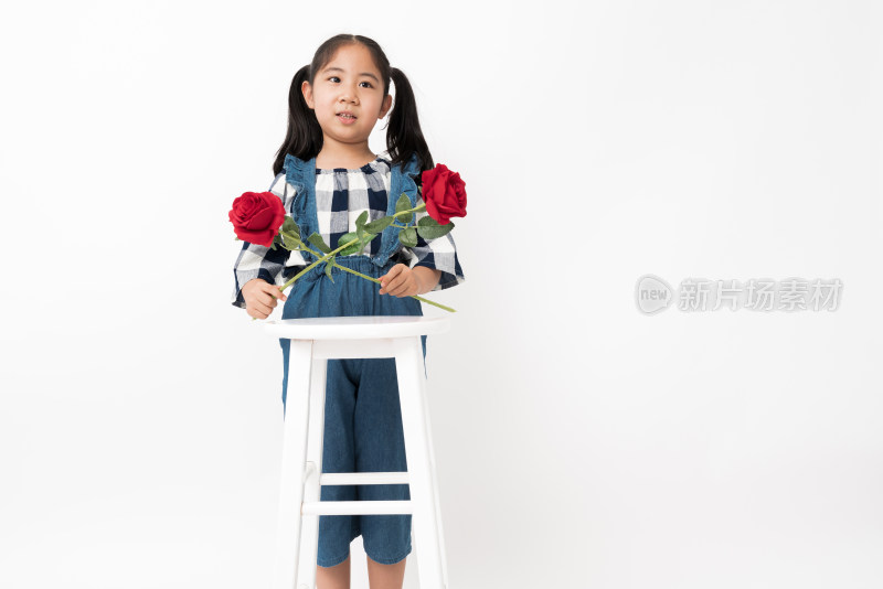 站在白色背景前拿着玫瑰花的女孩