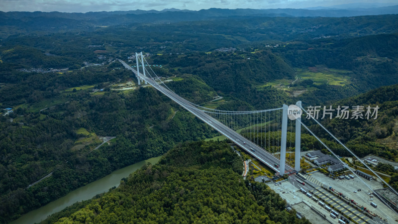 航拍桥梁横跨河流