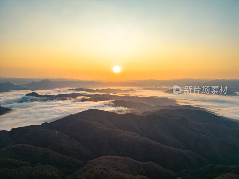 航拍日出时的高山和云海自然风光