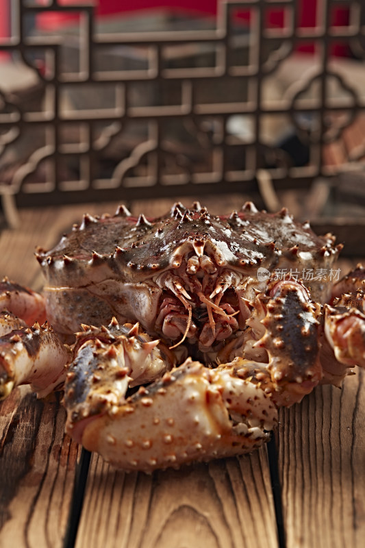 木板上的北美阿拉斯加帝王蟹