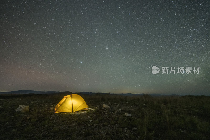 野外露营帐篷搭配璀璨星空夜景