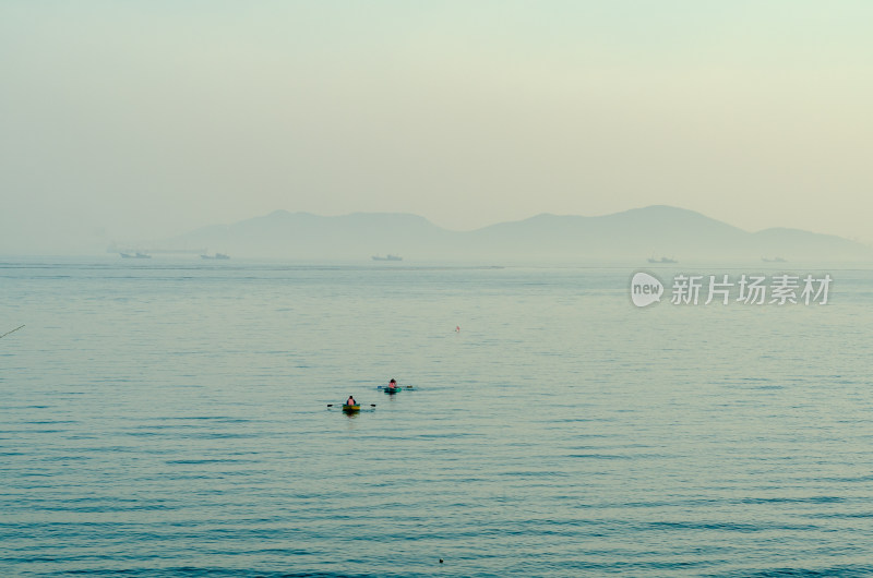 平静的海面上两艘小船