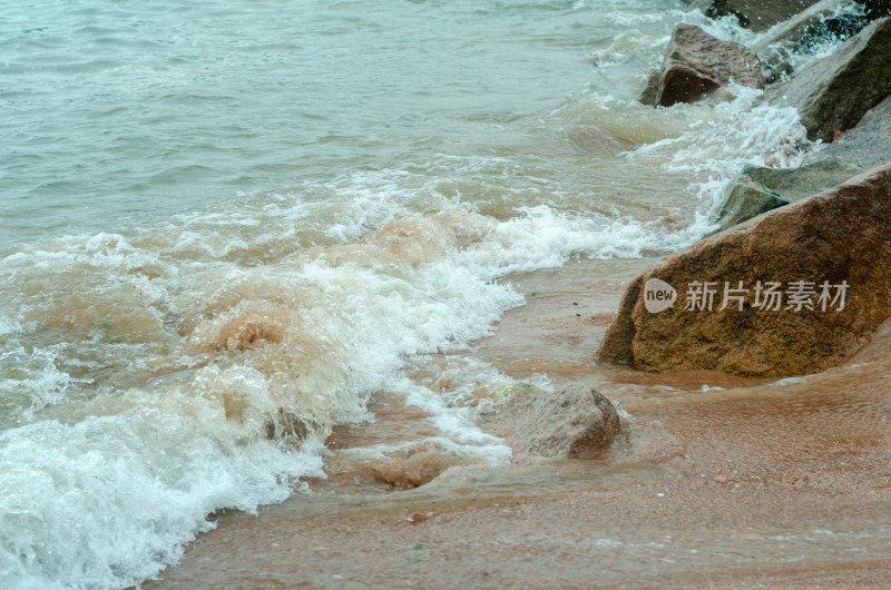 浑浊的海水泛起白色的泡沫