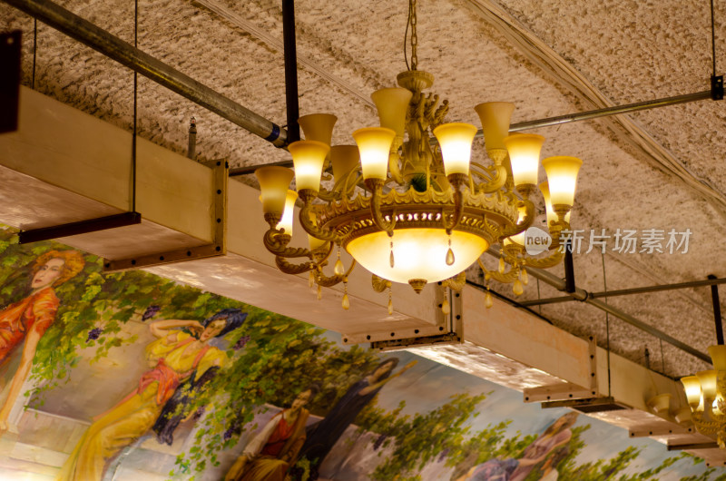 青岛葡萄酒博物馆，酒窖吊灯和欧式壁画