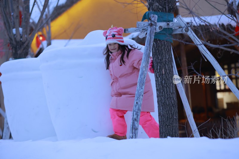 冬日小女孩雪地玩耍