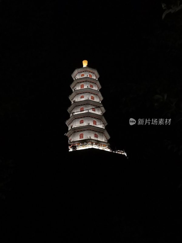 夜色下的古塔