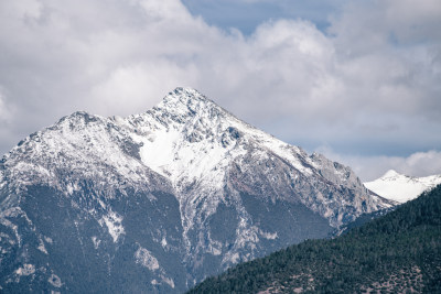 云南迪庆州214国道雪山风景