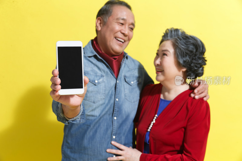 老年夫妇展示手机