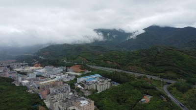 广东东莞：雨后城镇上空云雾缭绕