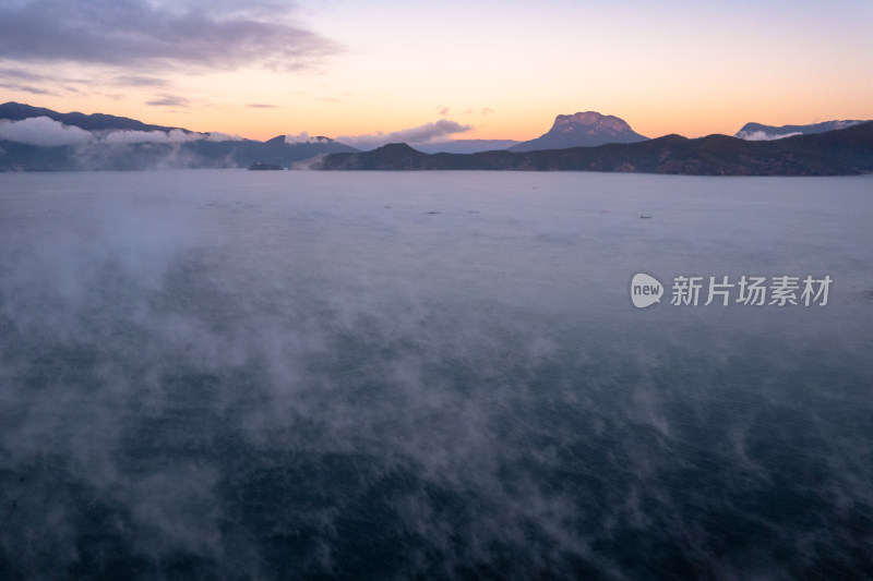 泸沽湖冬天唯美晨雾冬景