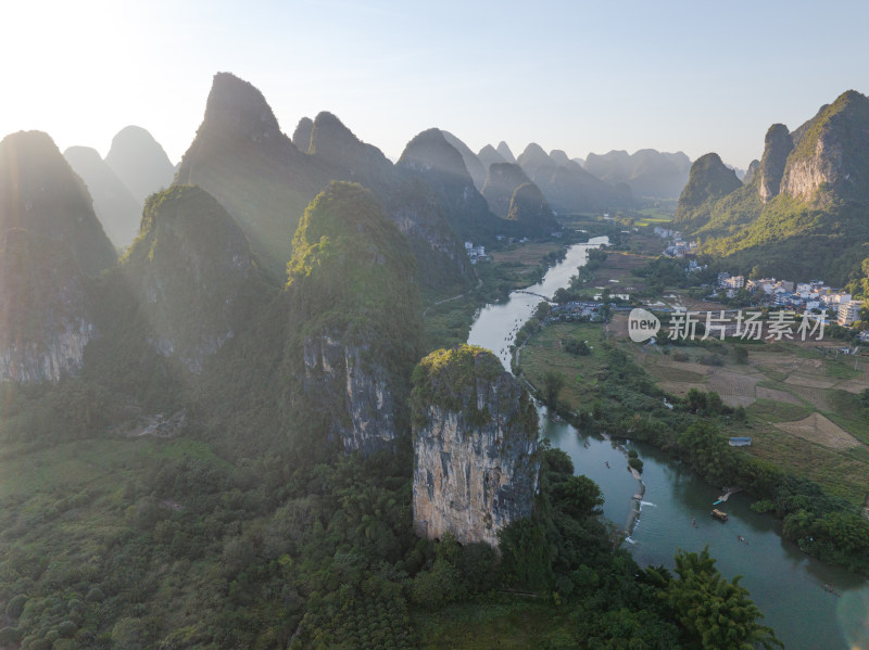 山间河流旁的喀斯特地貌风景