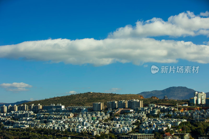 蓝天白云下的城市建筑