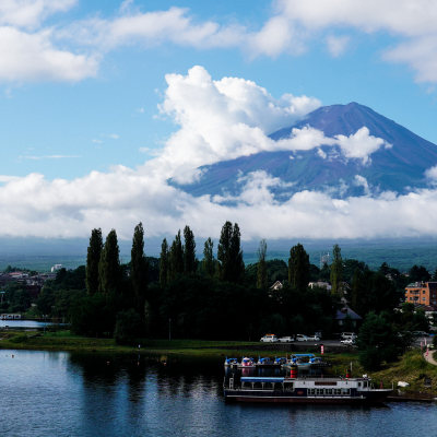 日本山梨县富士山河口湖夏天宁静的湖光山色