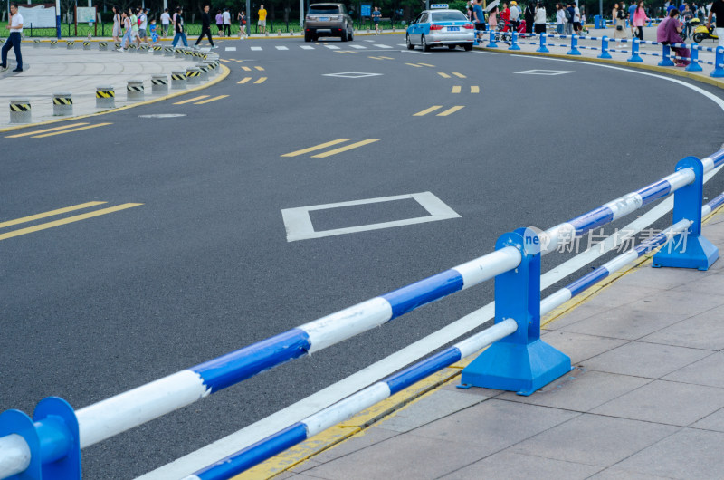 青岛蓝白相间护栏的城市道路