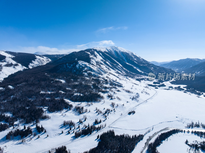 新疆阿勒泰喀纳斯雪景神仙湾晨雾雪山森林