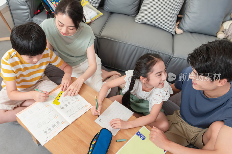 年轻父母辅导孩子做作业