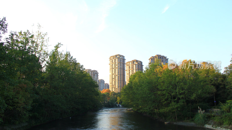 冬日暖阳下的成都温江区江安河建筑风光