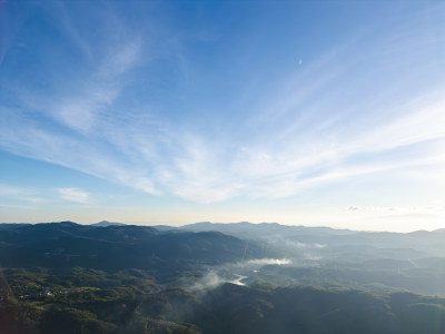 辽阔壮观的群山航拍全景