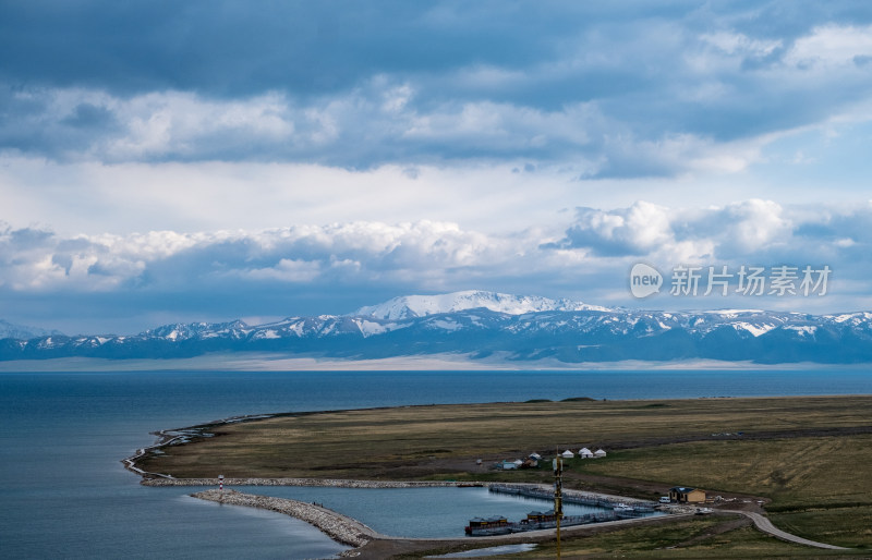 新疆赛里木湖和湖边的堤岸灯塔