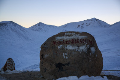 中国西藏冬季雪景米拉山口雪山蓝天