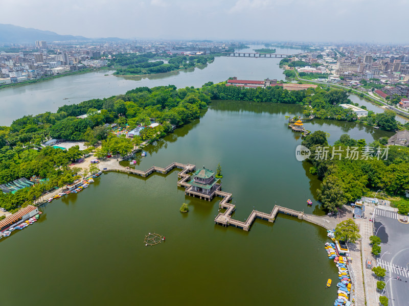 航拍夏季白天广东揭阳榕江西湖公园湖心亭