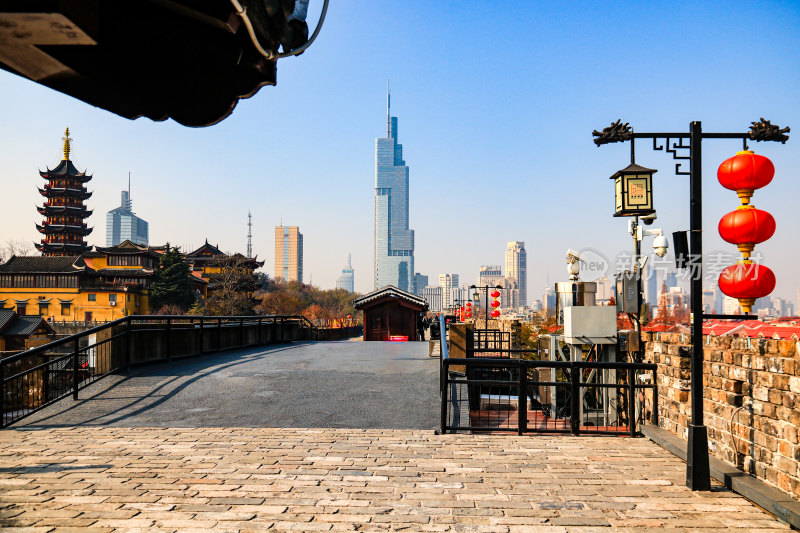 南京鸡鸣寺与紫峰大厦古今同框城市天际线