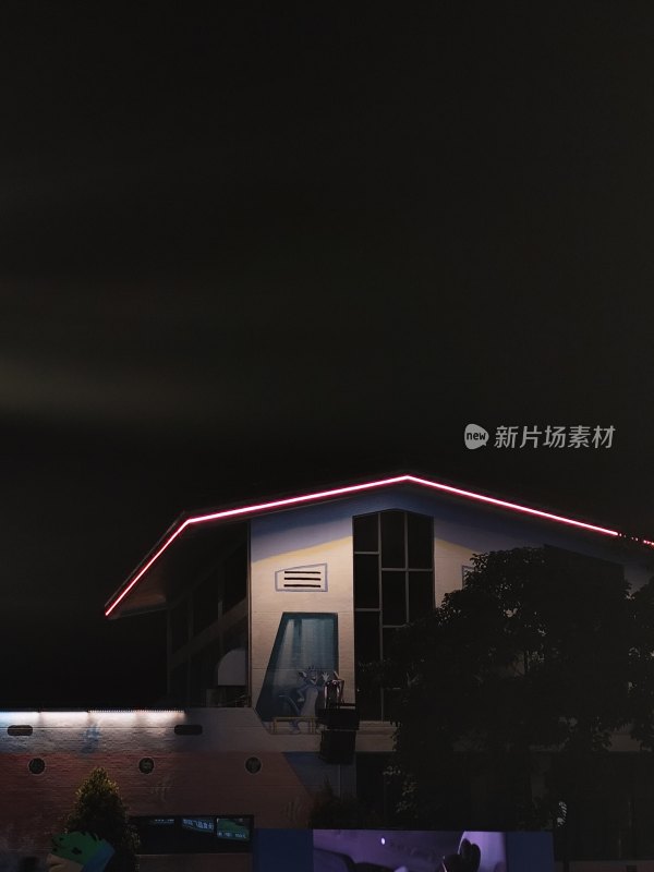 带霓虹灯带的建筑夜景