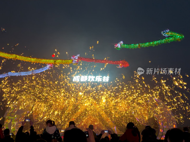 夜空中的舞龙表演打铁花