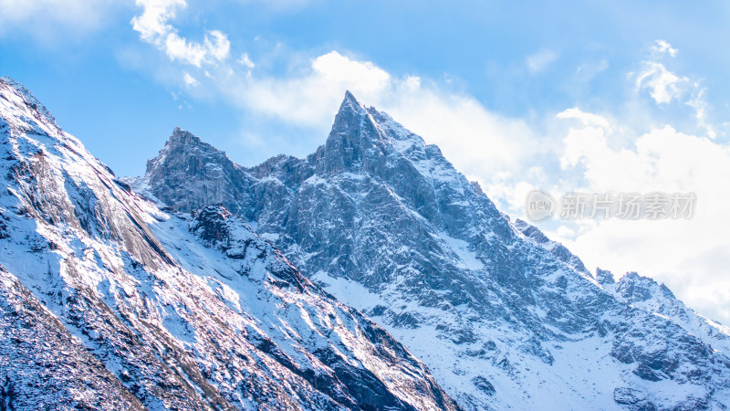 四川阿坝理县毕棚沟的雪山雪景