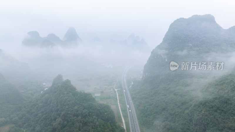 云雾缭绕的山谷中穿行的高速公路