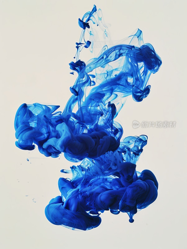 蓝色墨水泼入水中扩散
