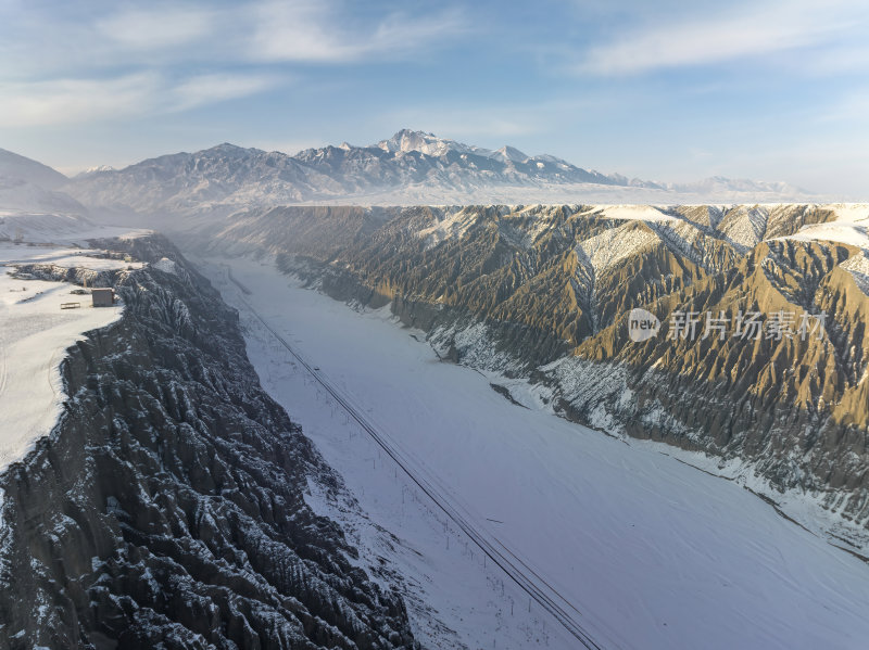 新疆北疆独山子大峡谷纹理雪山高空航拍