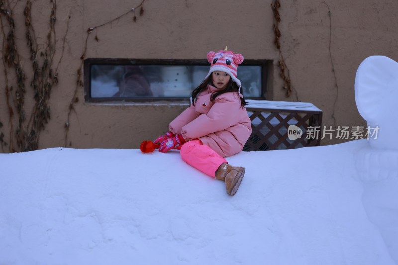 冬日小女孩雪地玩耍