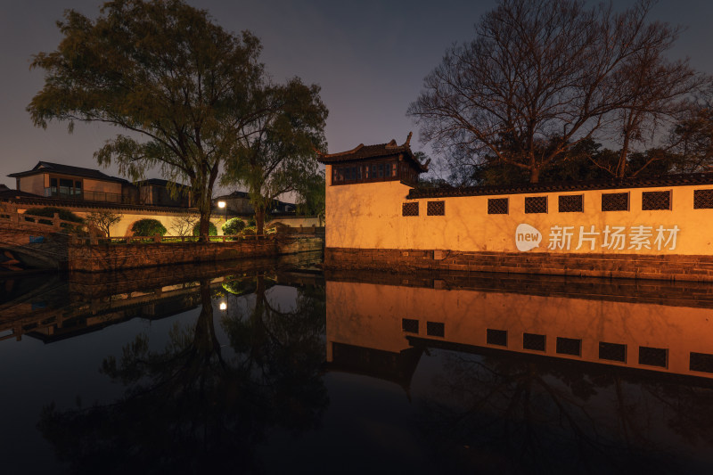 苏州园林耦园建筑外部夜景