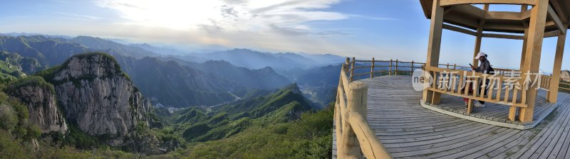 五岳寨山顶观景台游客眺望群山