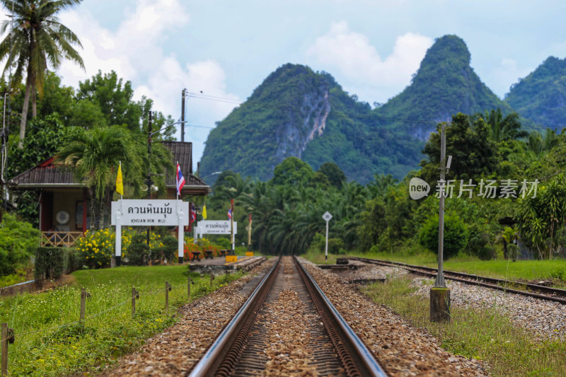 泰国乡村铁路与远山风景