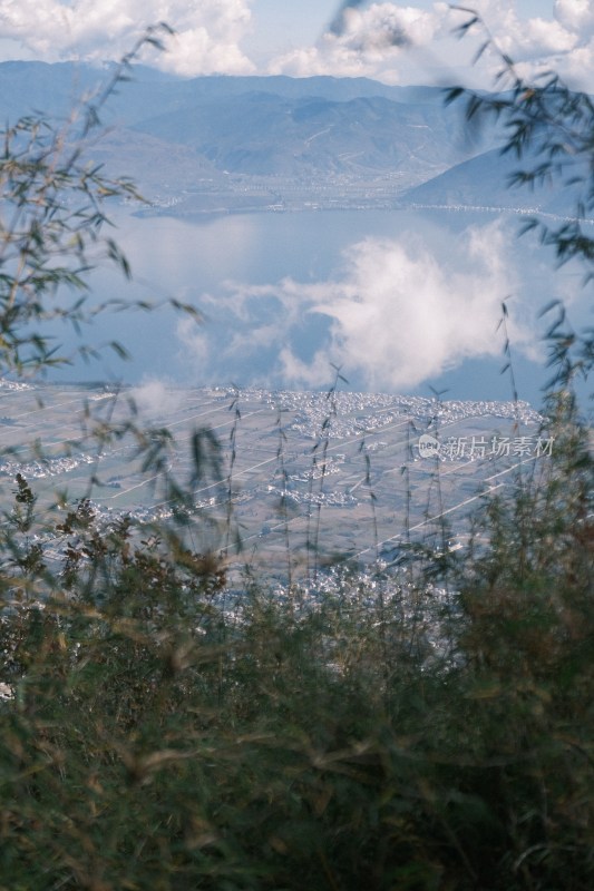 山间湖泊与城镇远景