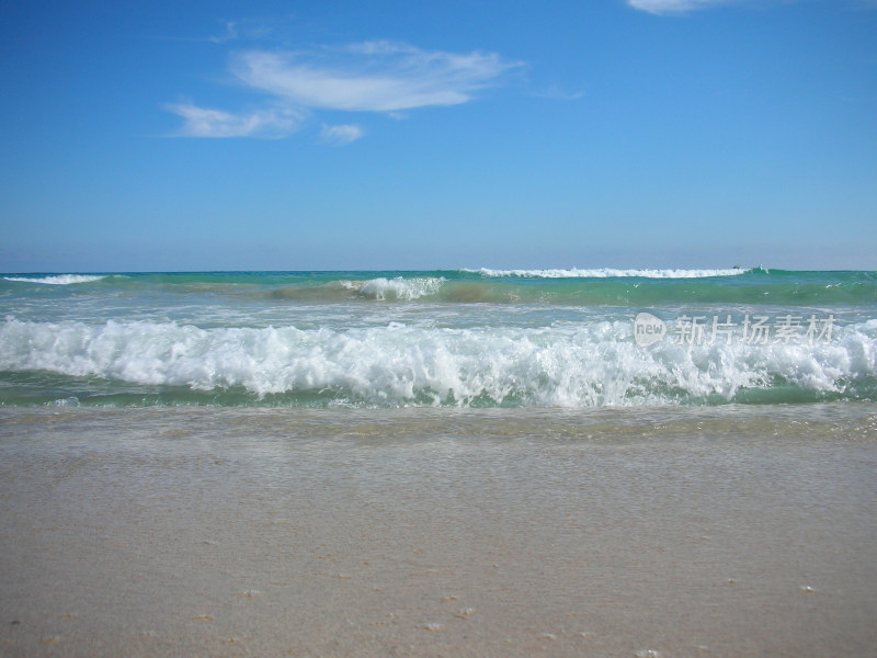 海南三亚冲向沙滩的海浪