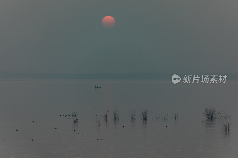 山东济宁邹城孟子湖湖面日落景观