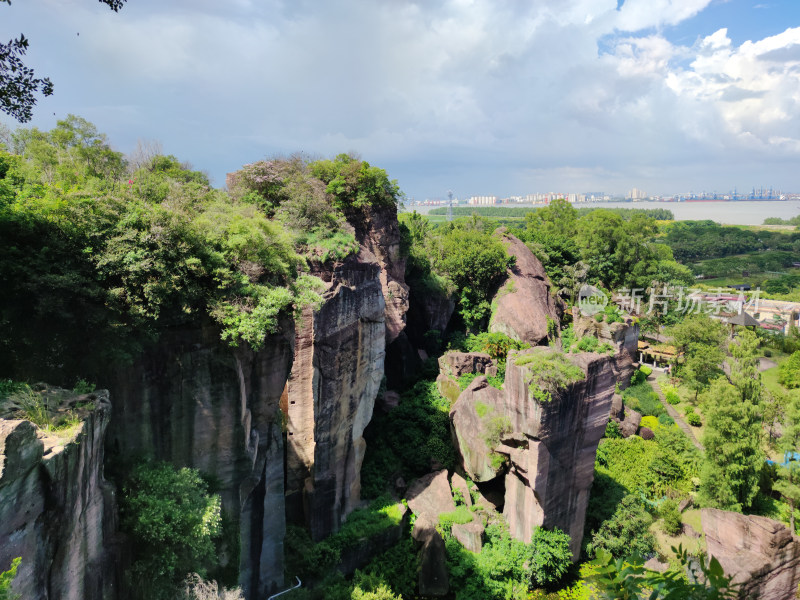 植被覆盖的岩石景观鸟瞰全景