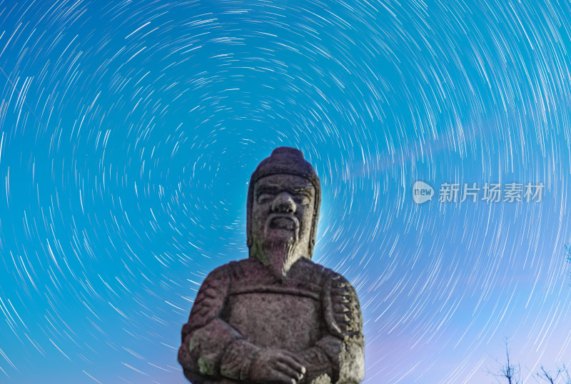 星空下的古代人物雕像