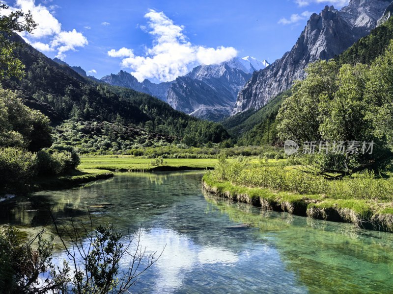 美丽的稻城亚丁山水