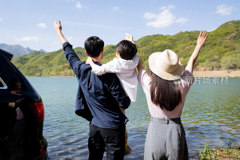 一家三口在郊区旅行