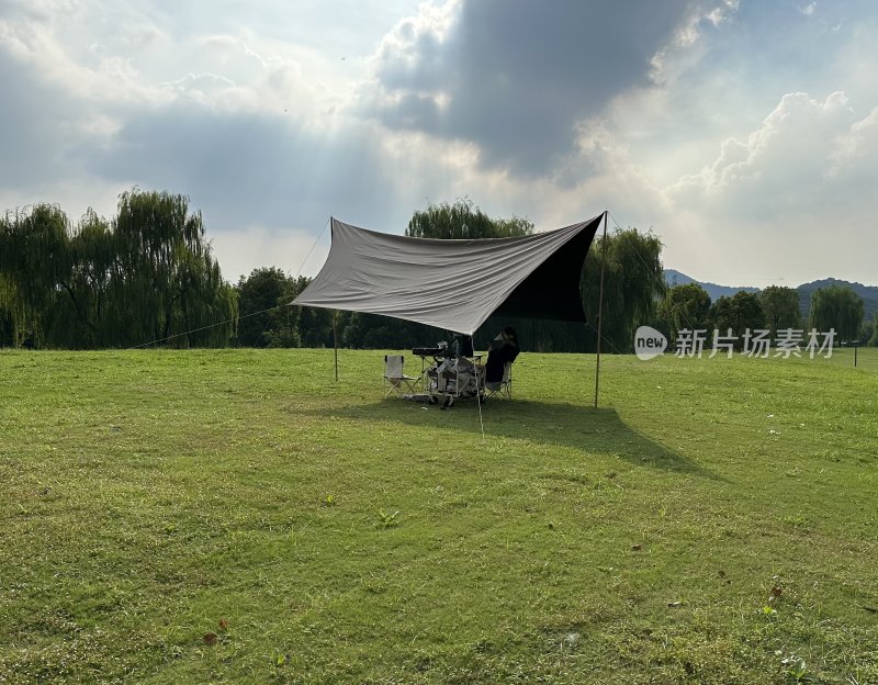 户外草地露营帐篷搭建休闲场景