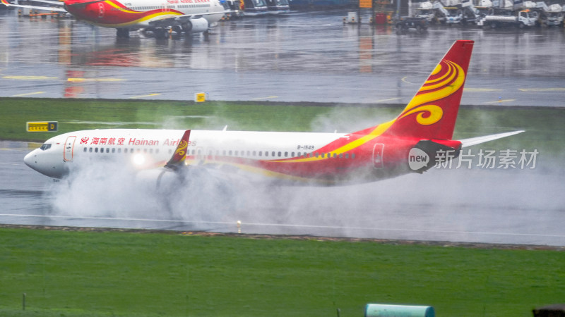 海南航空飞机跑道滑行