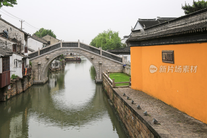 黄墙与江南的桥