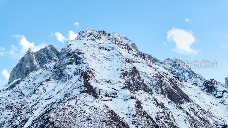 四川阿坝理县毕棚沟的雪山雪景