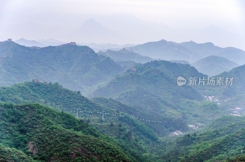 中国夏季金山岭长城阴天下雨云雾风光